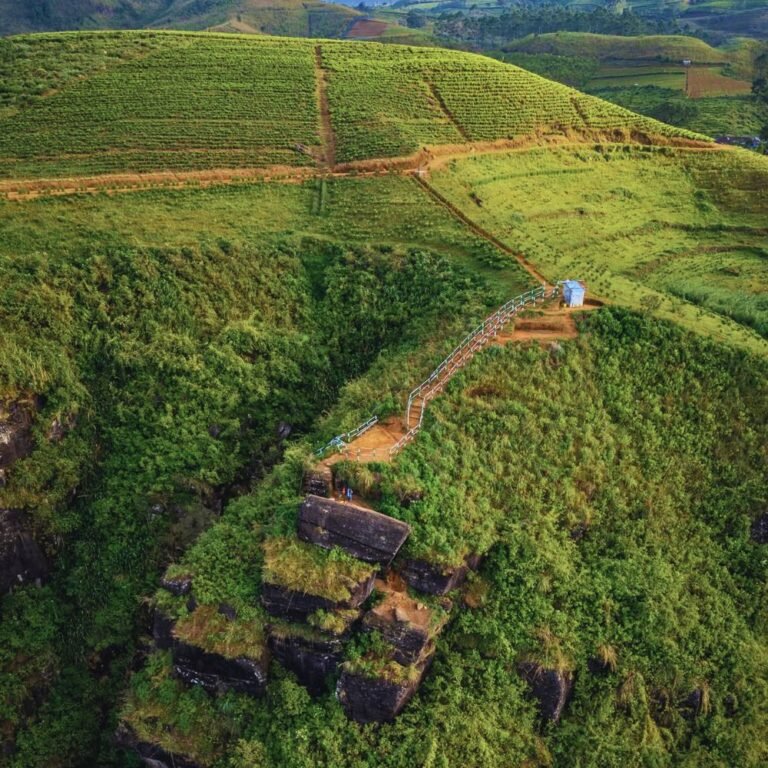 Waterfall flowing through rocks at Gerandigini Ella