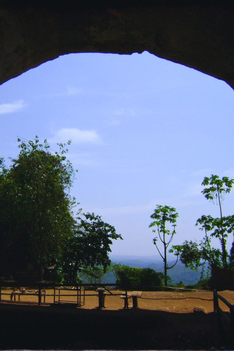 pahiyangala-fa-hien-cave-sri-lanka-attraction