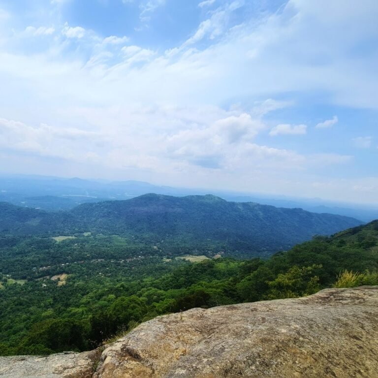 breathtaking cliff edge at Salagama Mini World’s End