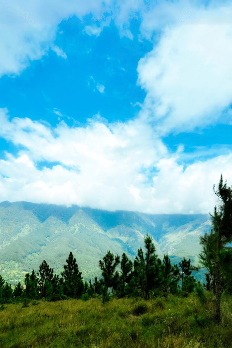 Sunrise view over the mountains of Hawagala