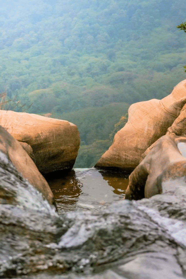 Natural rock pools at Uda Diyaluma top falls