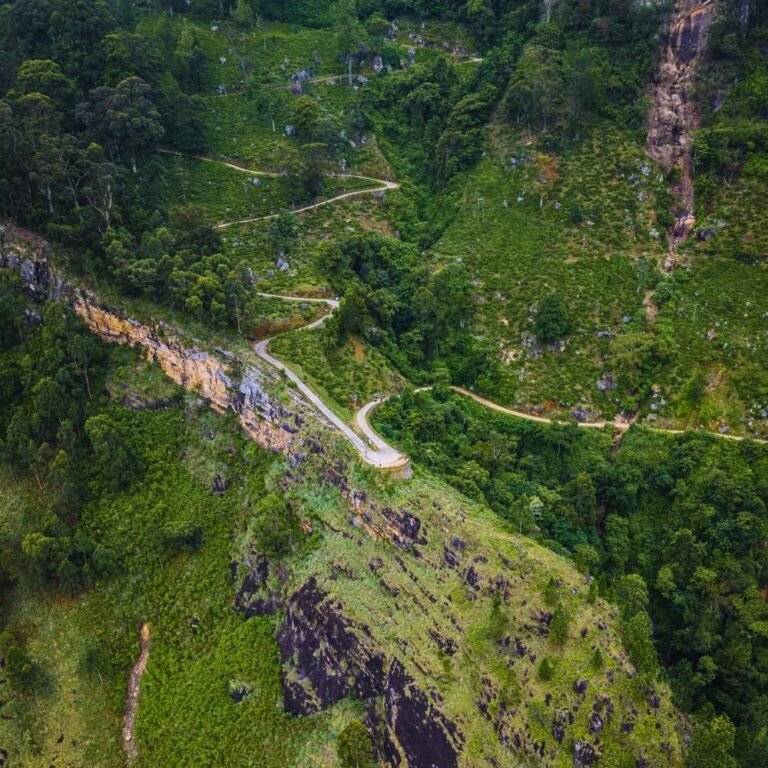 Baker’s Bend viewpoint overlooking Haputale mountains