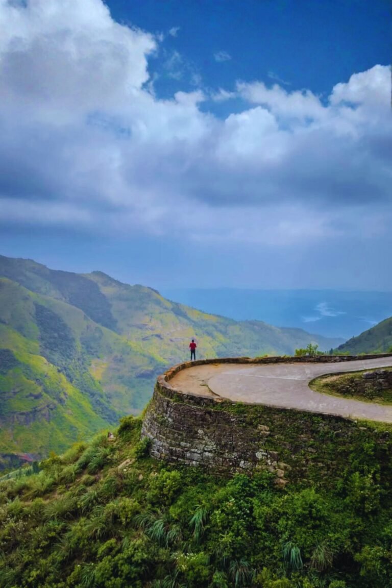 Clear sky and valley view from Baker’s Bend viewpoint