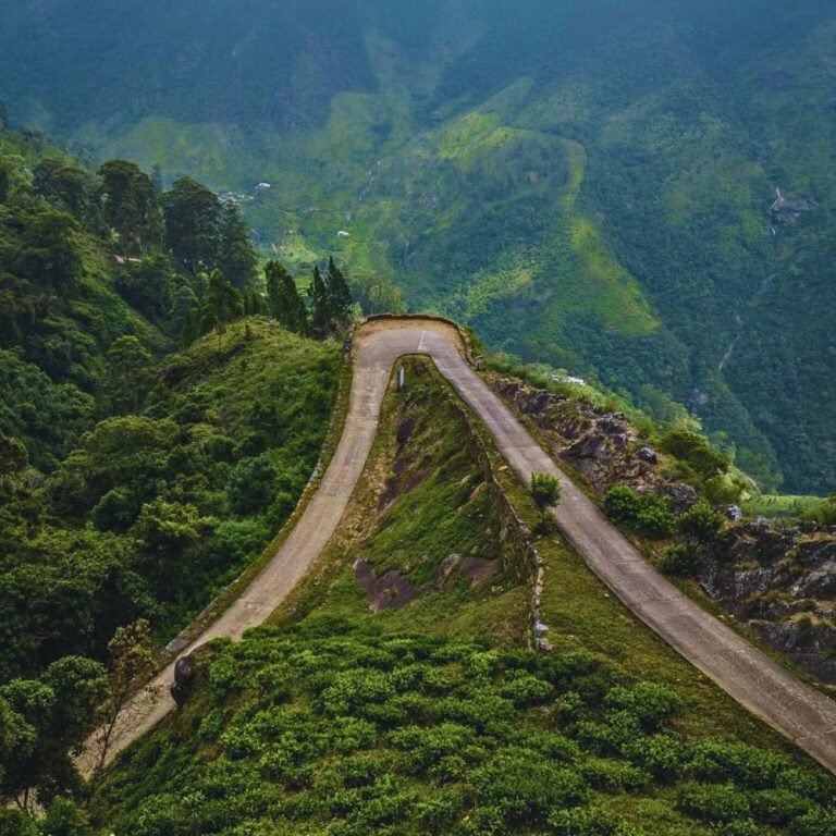 Baker’s Bend cliff edge with panoramic highland scenery