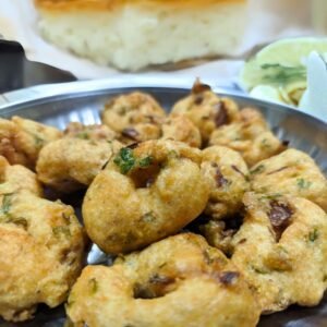 Crispy fried ulundu wade served hot