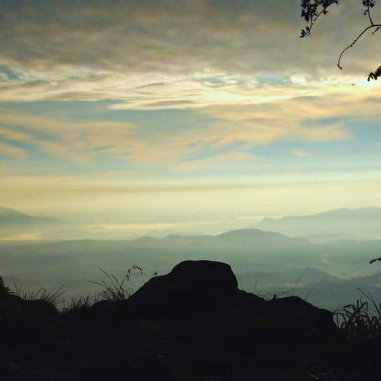 Cloudy mountain scenery at Babaragala Pathana