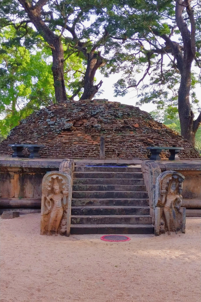 close-up of the stupa dome at Silachetiya Kujjatissa
