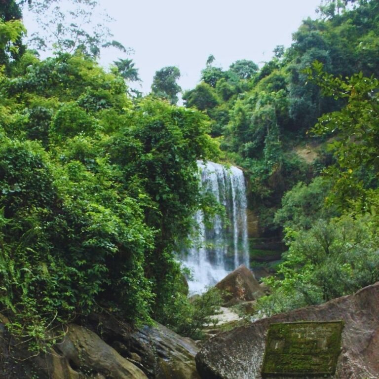 Breathtaking landscape near Nalagana Ella waterfall