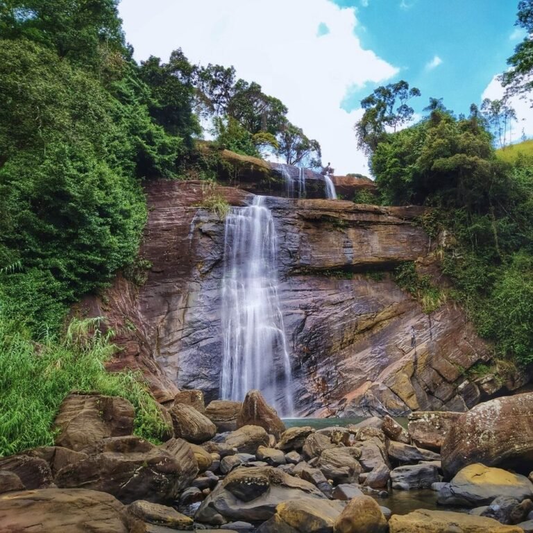 Scenic view of Thaliya Watunu Ella surrounded by tropical trees